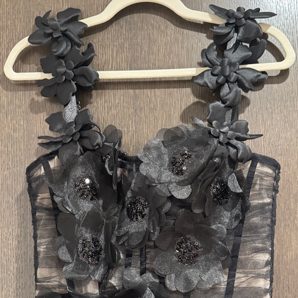 Bronx and Banco Black Gown - Picture 4 of 13